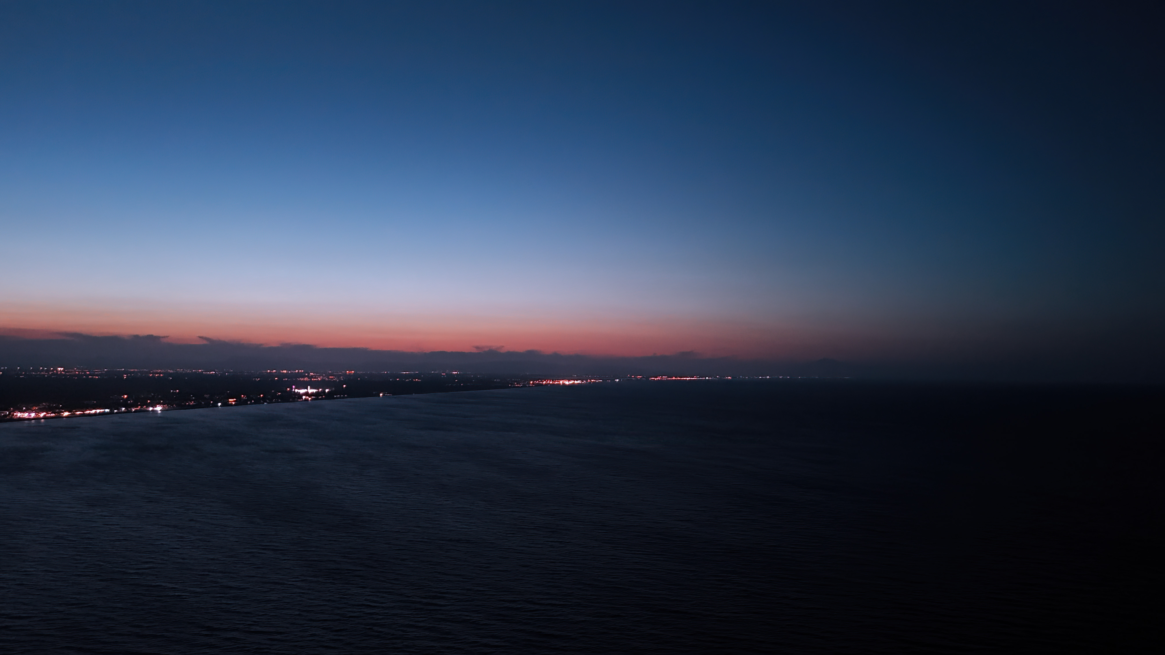 Crépuscule sur la Côte Vermeille ጠ Ligne de lumières d'Argelès à Collioure